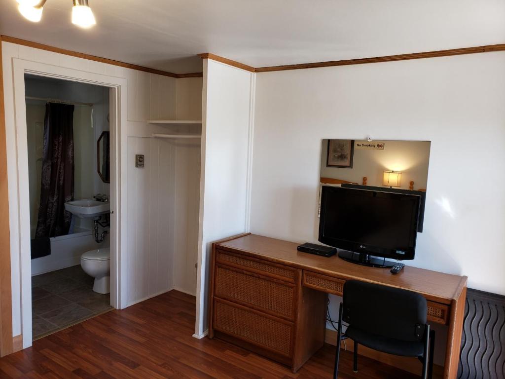 TV a/nebo společenská místnost v ubytování Scoodic Motel