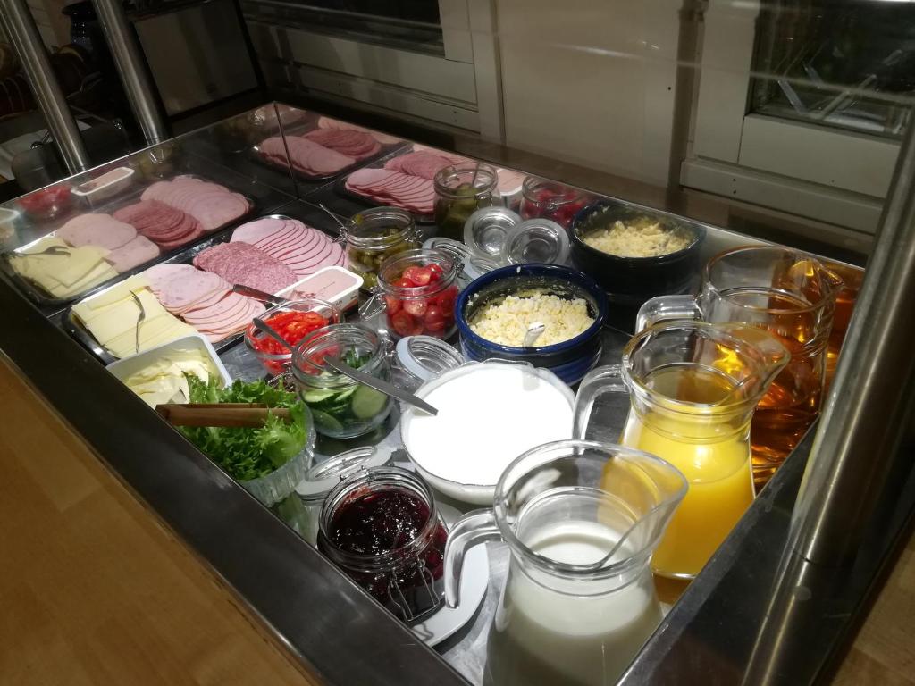 un tiroir rempli de différents types de denrées alimentaires dans l'établissement Gasthaus Henri, à Raisio