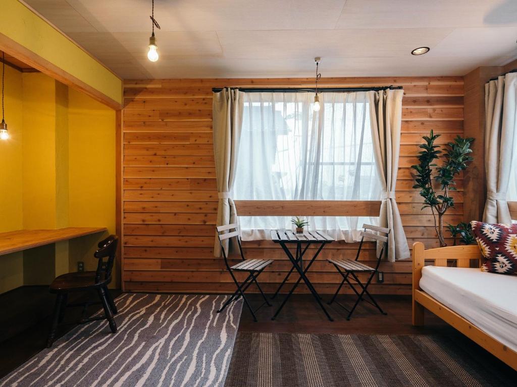 um quarto com uma janela com uma cama e uma mesa em Noasobi Lodge 204- Vacation STAY 23357v em Arao