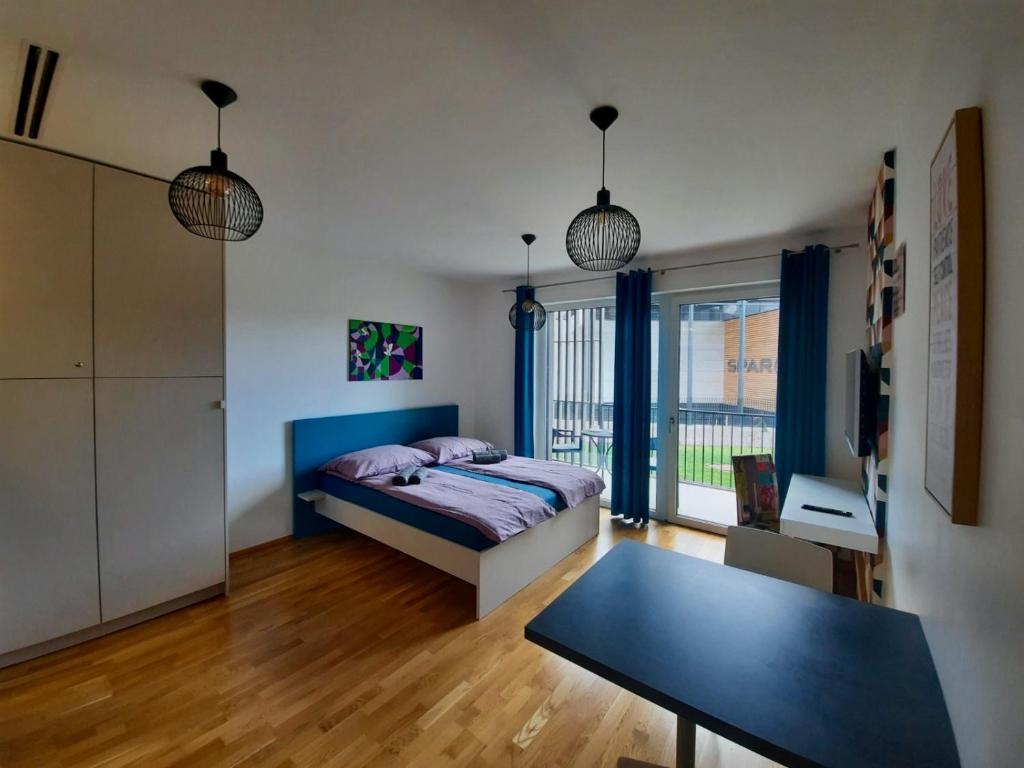 Un dormitorio con una cama y una mesa dentro. en Lux Optim Bled, en Bled