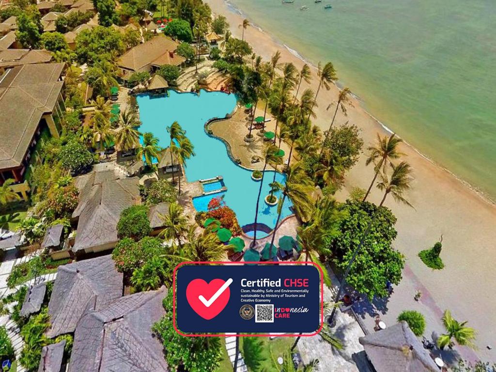 una vista aerea di un resort vicino alla spiaggia di The Patra Bali Resort & Villas - CHSE Certified a Kuta