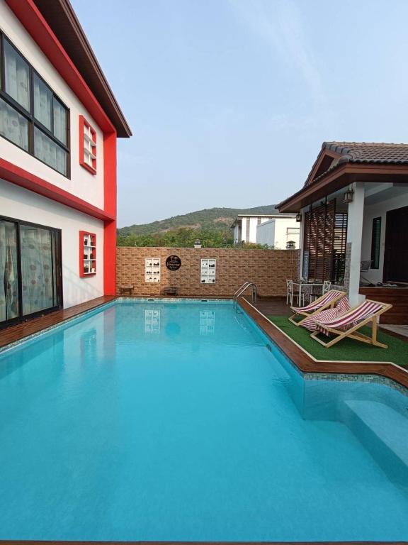 Bazén v ubytování Virawan pool kohlarn วิราวัน พูล รีสอร์ท ที่พักเกาะล้าน nebo v jeho okolí