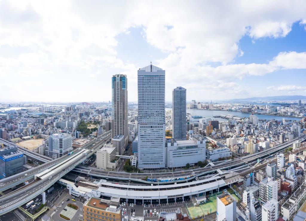 eine Luftansicht einer Stadt mit Wolkenkratzern in der Unterkunft Art Hotel Osaka Bay Tower in Osaka