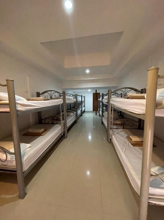 Postel nebo postele na pokoji v ubytování Phi Phi Paradise Hostel