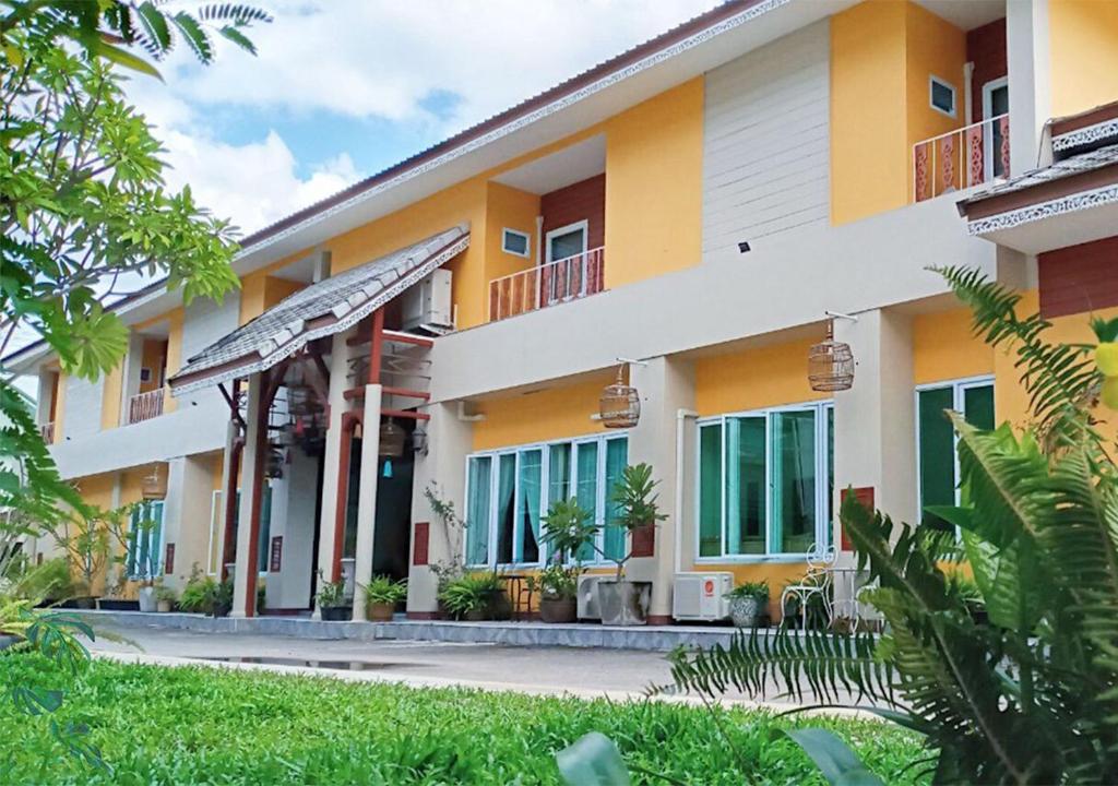 - une vue sur l'extérieur du bâtiment dans l'établissement Nine Smiths Hotel Chiangmai, à Chiang Mai