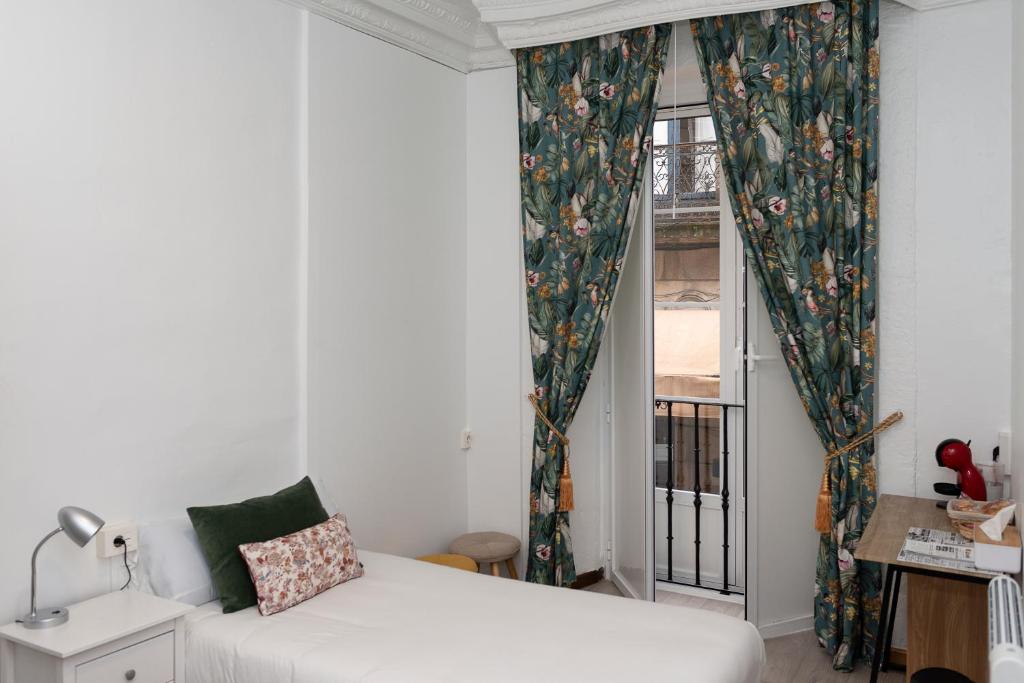 A bed or beds in a room at Hostal Santa Cruz