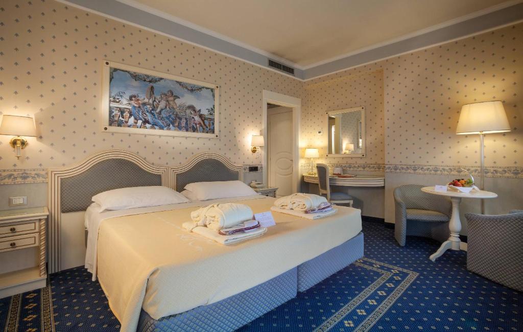 Postel nebo postele na pokoji v ubytování Hotel Bristol Buja