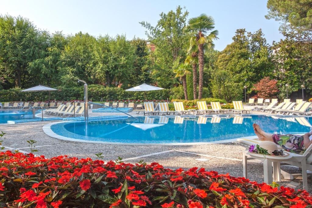 Bazén v ubytování Hotel Bristol Buja nebo v jeho okolí