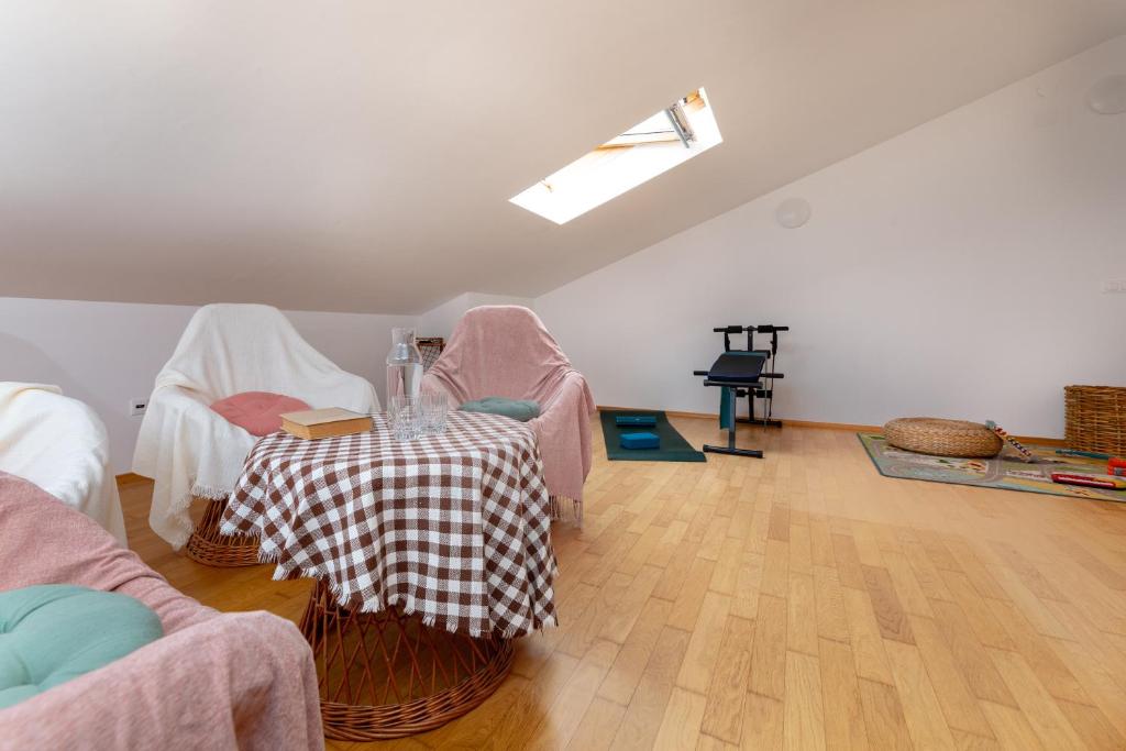 Posedenie v ubytovaní GOLDEN HOPE 4+1 APARTMENT KRK