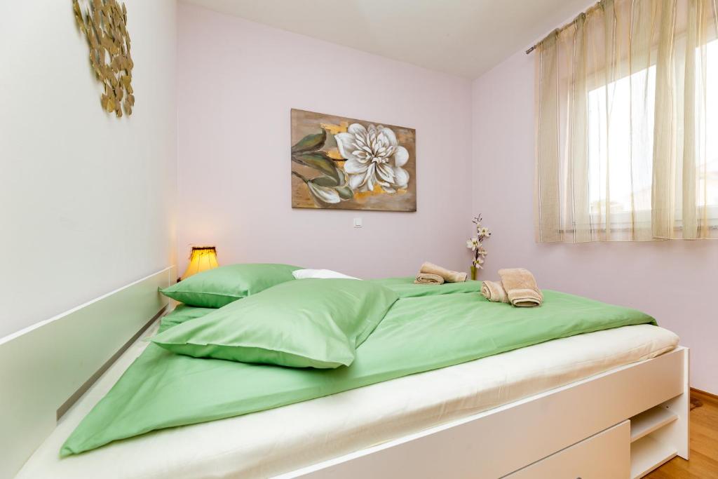 Posteľ alebo postele v izbe v ubytovaní GOLDEN HOPE 4+1 APARTMENT KRK