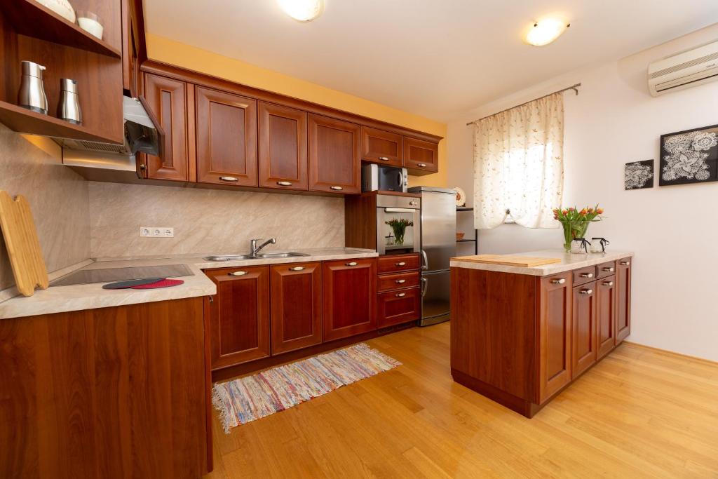 Kuchyňa alebo kuchynka v ubytovaní GOLDEN HOPE 4+1 APARTMENT KRK