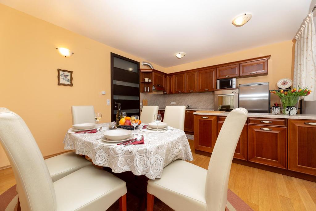 Kuchyňa alebo kuchynka v ubytovaní GOLDEN HOPE 4+1 APARTMENT KRK