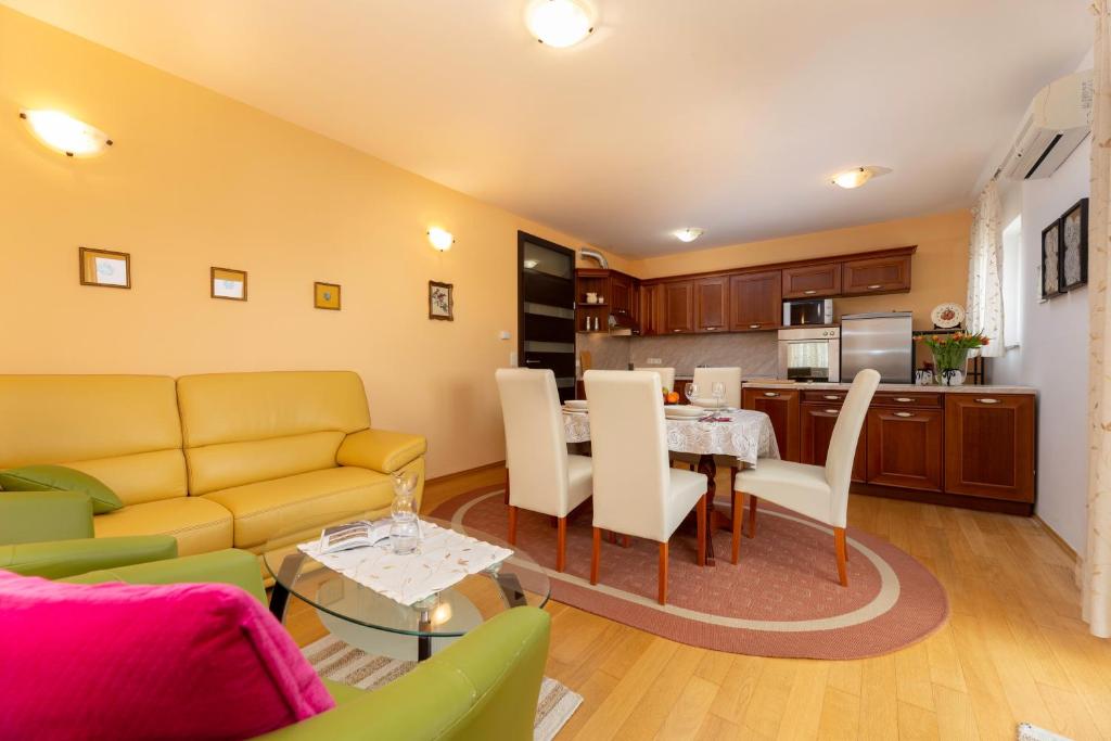 Posedenie v ubytovaní GOLDEN HOPE 4+1 APARTMENT KRK