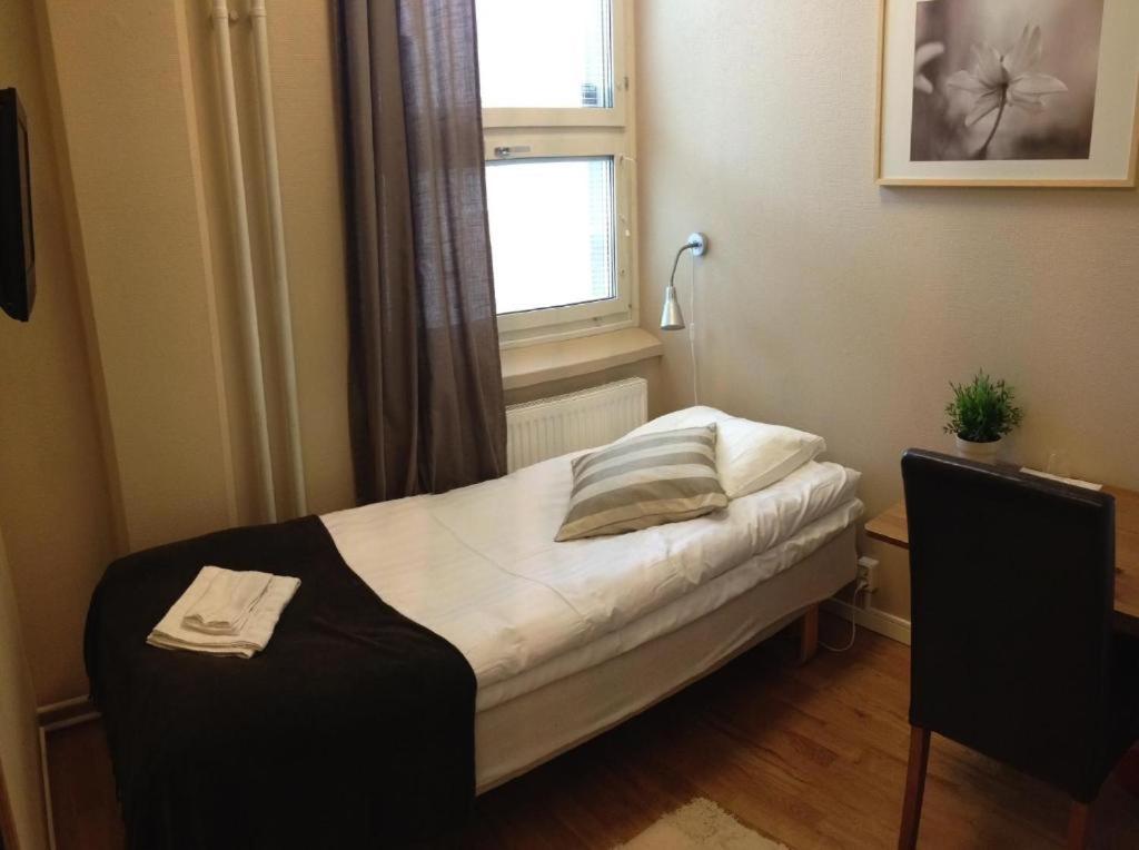 uma pequena cama num quarto com uma janela em Metro Apart Hotel em Estocolmo