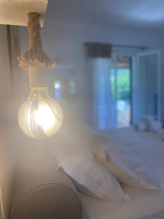 Postel nebo postele na pokoji v ubytování Romanos apartments