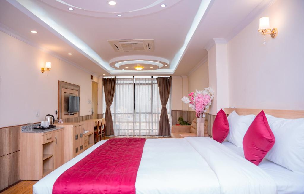 Postel nebo postele na pokoji v ubytování Drishya Hotel