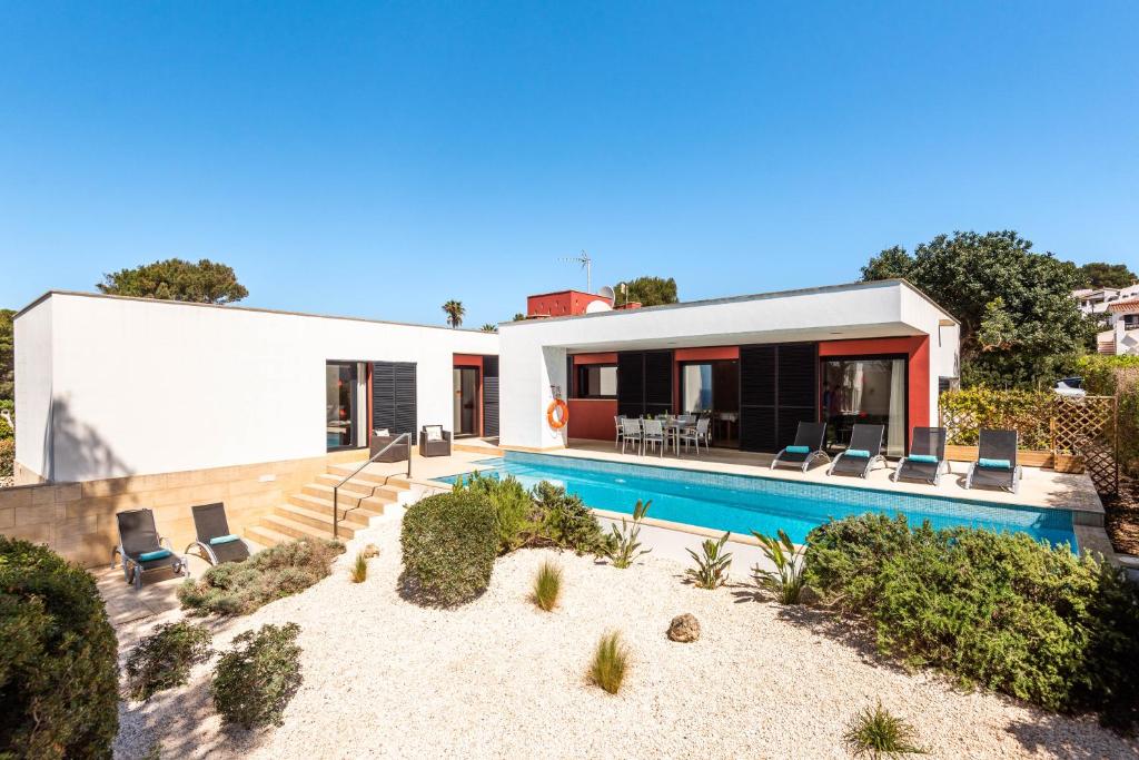 Bazén v ubytování Villa Binizahira by Mauter Villas nebo v jeho okolí
