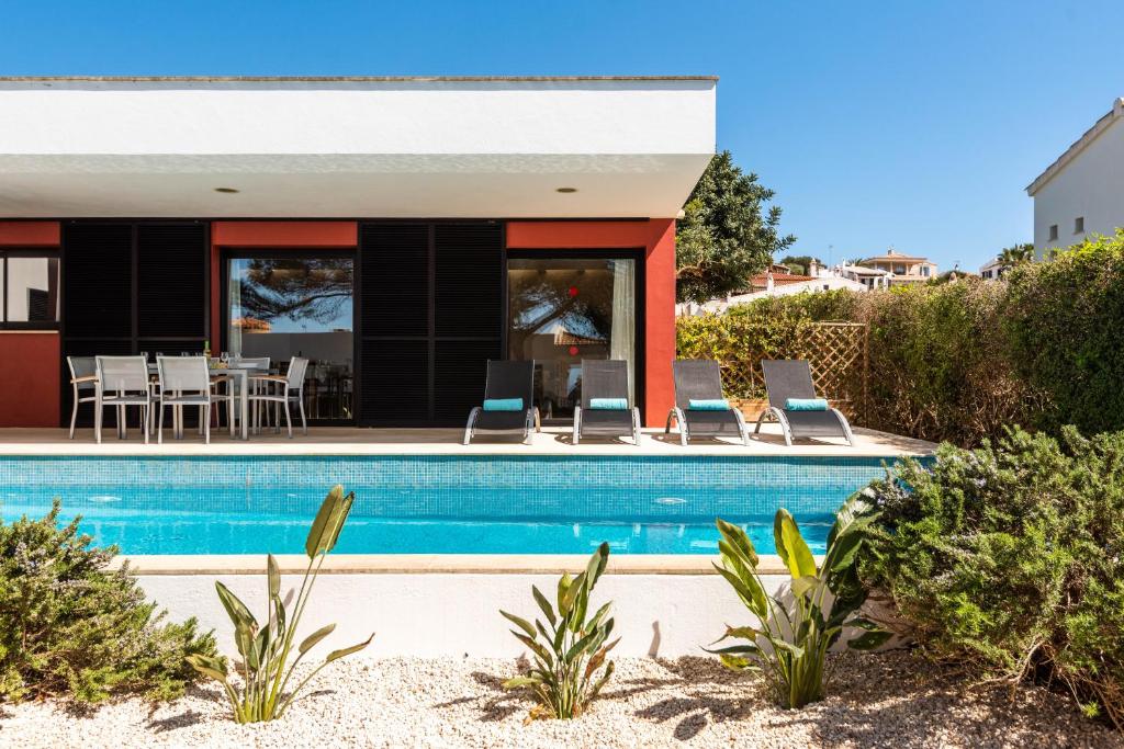 Bazén v ubytování Villa Binizahira by Mauter Villas nebo v jeho okolí