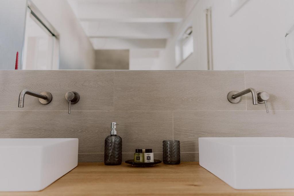 A bathroom at Suite Donna Edwige by MONHOLIDAY