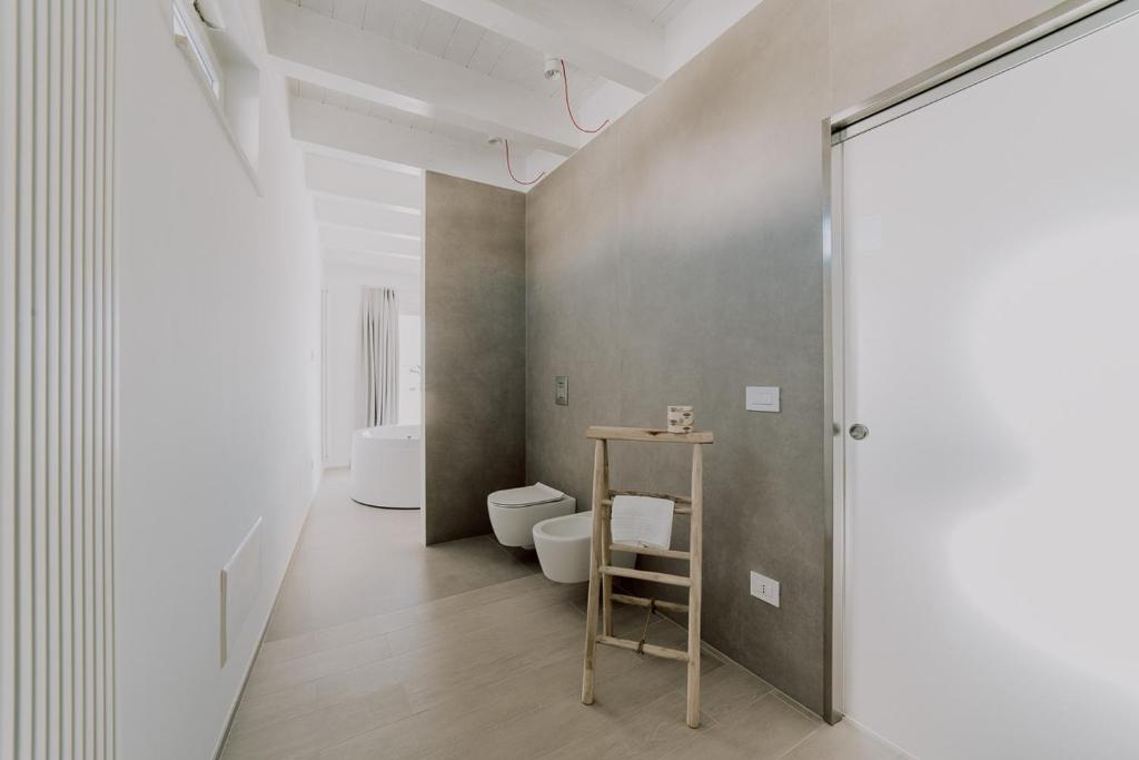 A bathroom at Suite Donna Edwige by MONHOLIDAY