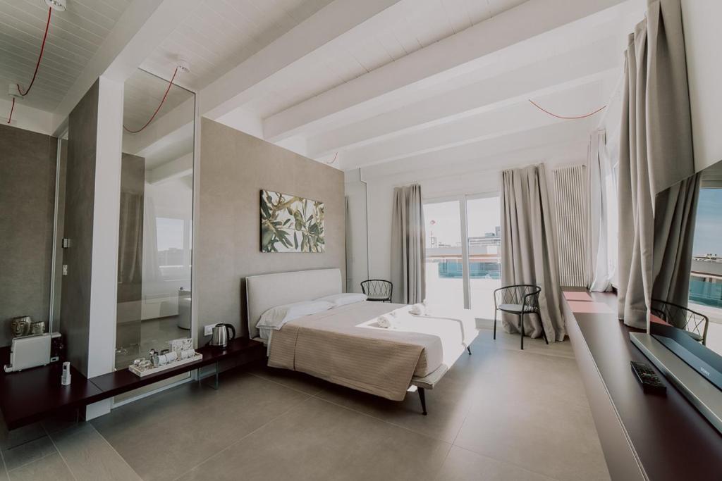 A bed or beds in a room at Suite Donna Edwige by MONHOLIDAY