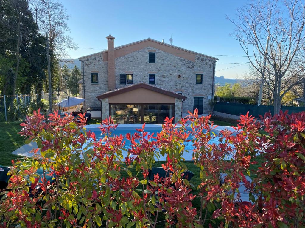 un edificio con un ramo de flores delante de él en Casa Giogano en San Leo