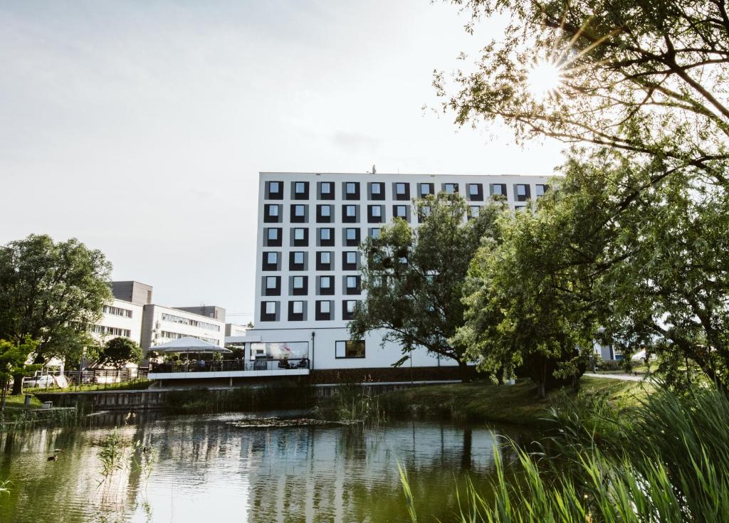 Výhled na řeku, která protéká v blízkosti hotelu