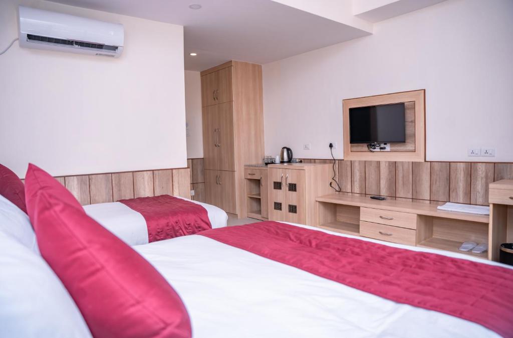 Postel nebo postele na pokoji v ubytování Drishya Hotel