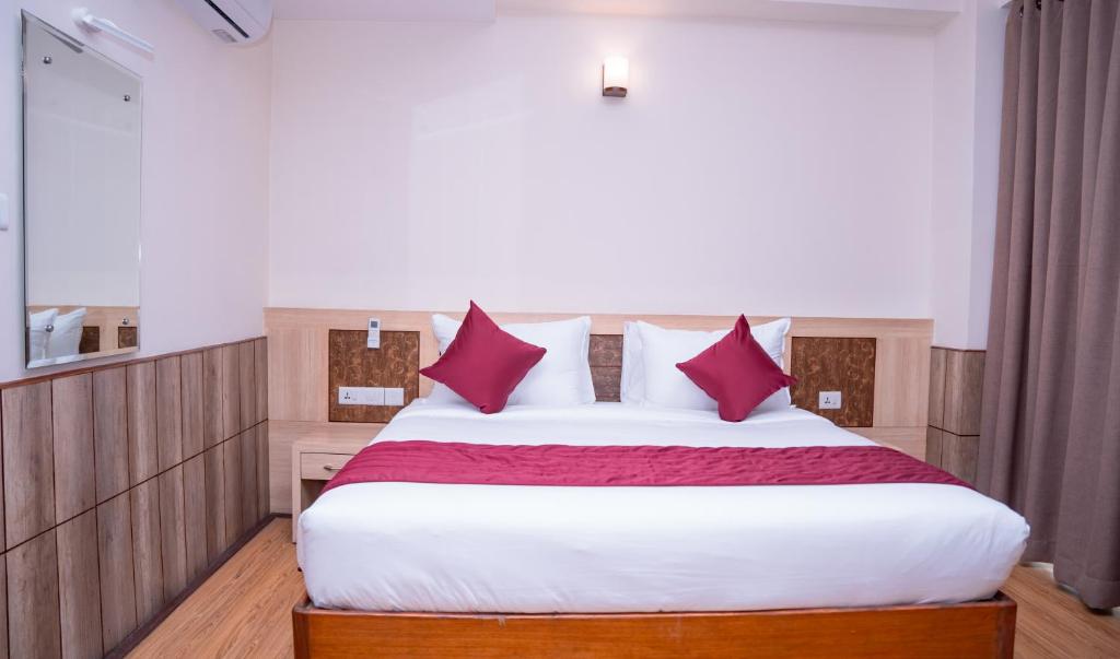 Postel nebo postele na pokoji v ubytování Drishya Hotel