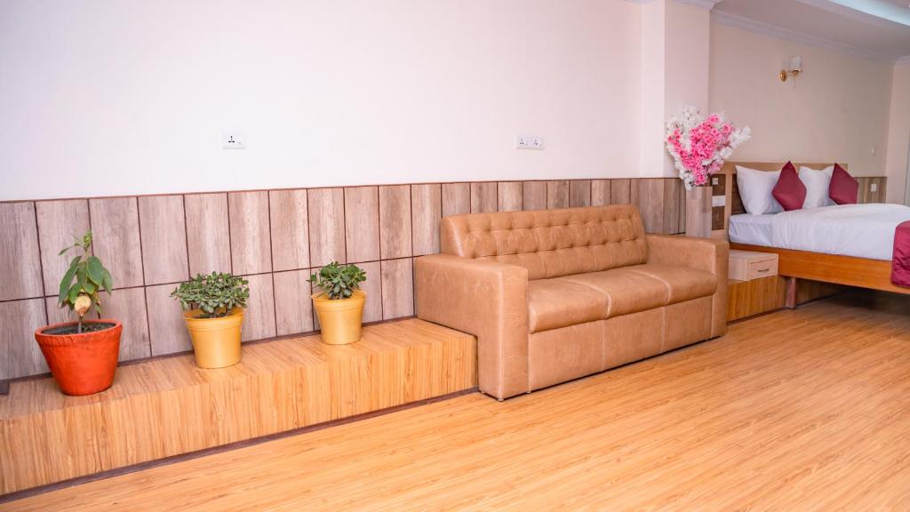 Postel nebo postele na pokoji v ubytování Drishya Hotel