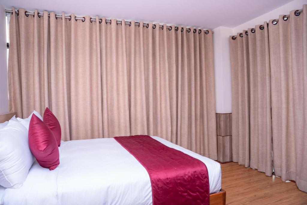 Postel nebo postele na pokoji v ubytování Drishya Hotel