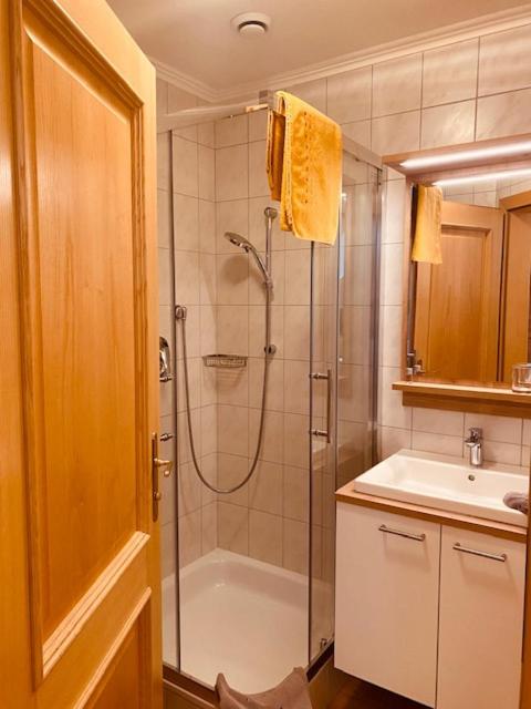 Koupelna v ubytování Almtalhotel Appartements in Pettenbach