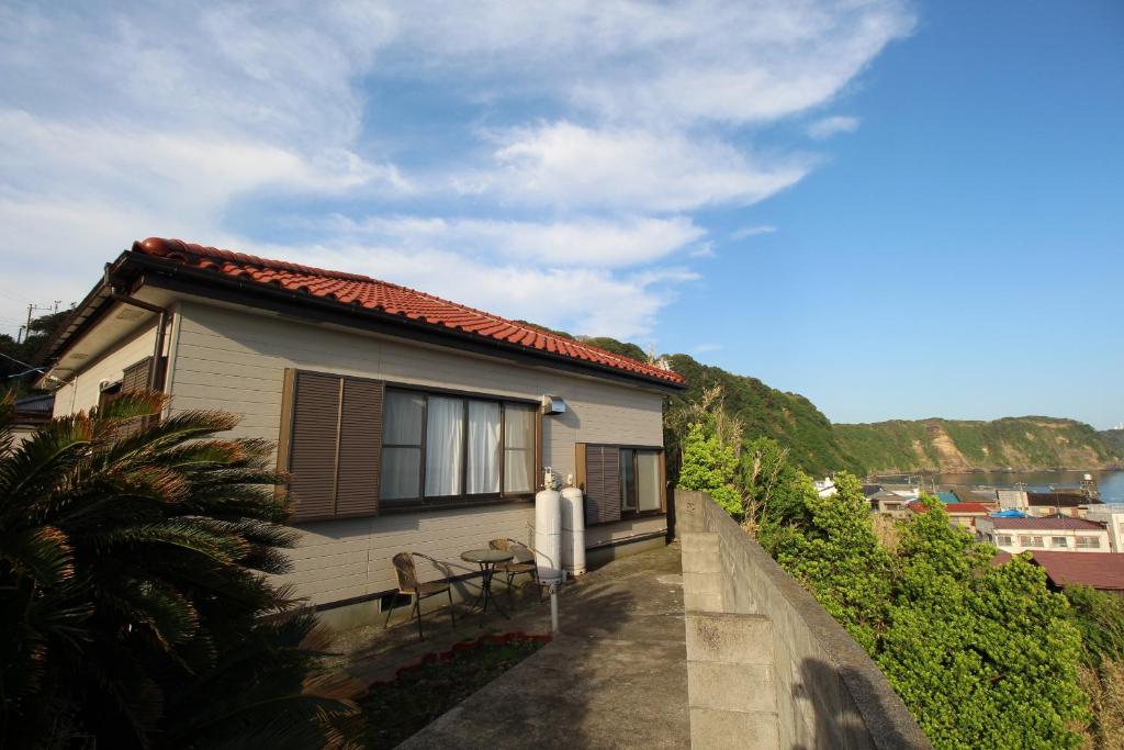 大島にある香や野 kayano 海と富士山を一望できる1棟貸し宿 岡田港まで徒歩5分のテーブルと椅子が隣接する家
