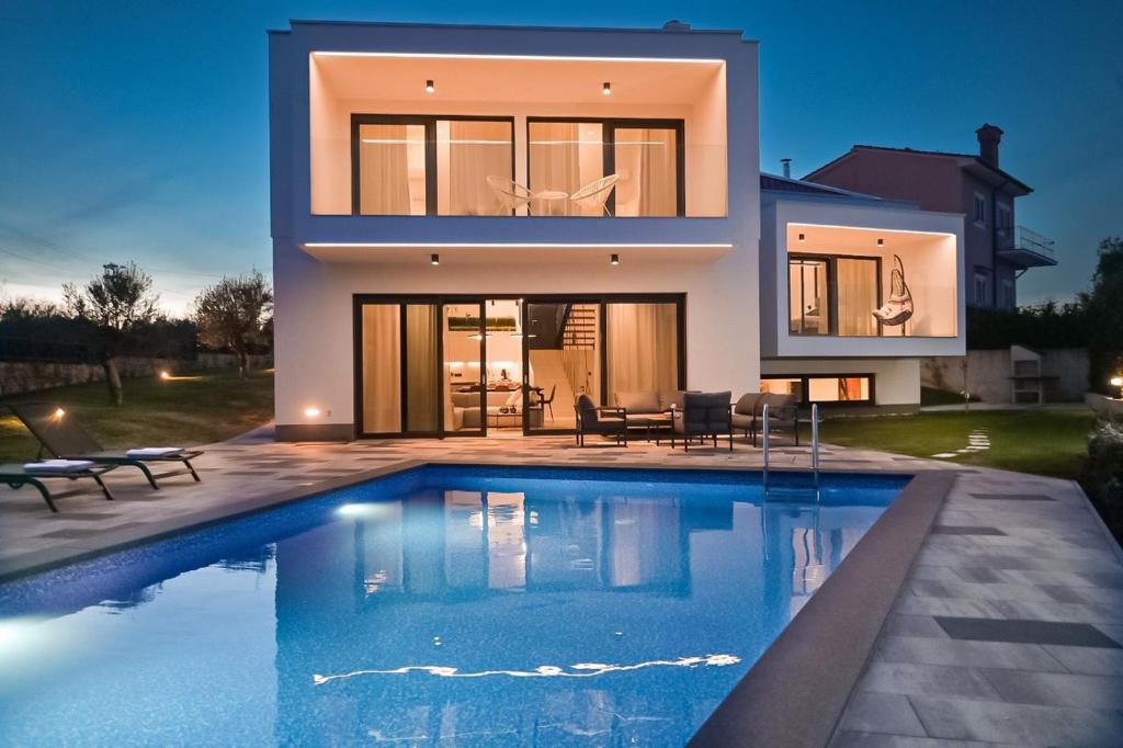 dom z basenem przed domem w obiekcie Luxury Villa Ante with pool w mieście Dobrinj