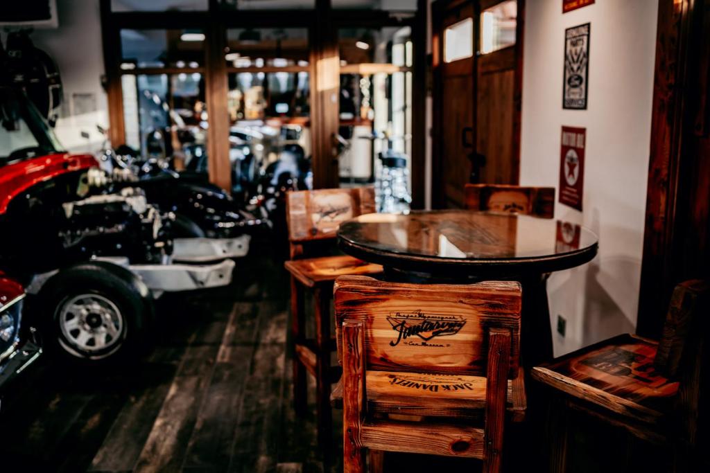 Fotografia z galérie ubytovania Jantarvia Car Museum , Pasja i Wypoczynek Noclegi z Klimatem v destinácii Jantar