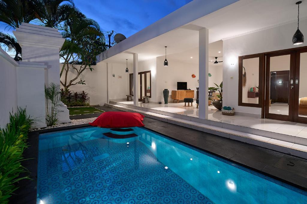 - une piscine dans l'arrière-cour d'une maison dans l'établissement Casa Jinah 1 I Simply Modern Twin Villas (2BR) with Private Pool, à Seminyak