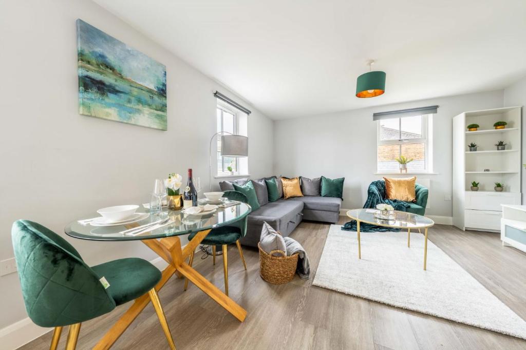a living room with a table and a couch at Super Luxe Central Maidenhead Apartment in Maidenhead