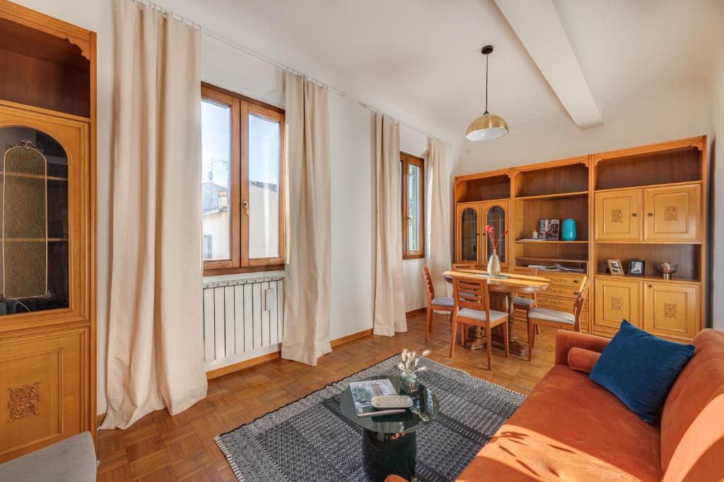 un soggiorno con divano e tavolo di Apartments Florence - Honey Apartment a Firenze