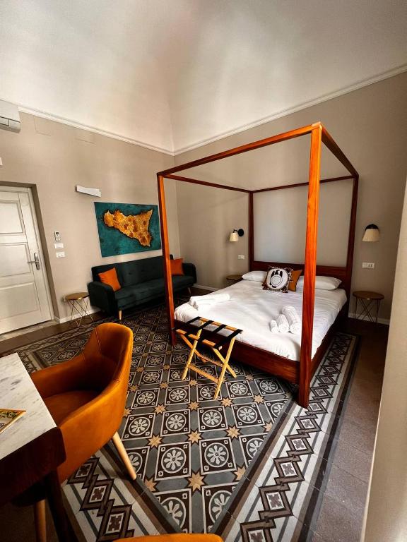 um quarto com uma cama de dossel e uma sala de estar em B&B TIVÌTTI em Palermo
