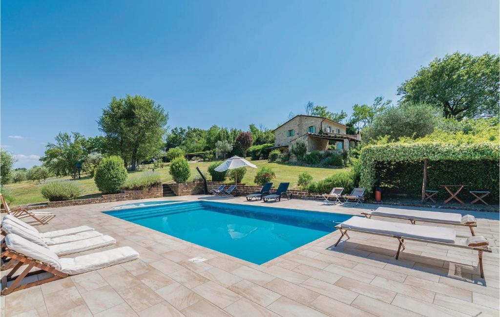 uma piscina com um pátio e uma casa em Lovely Home In Lugnano In Teverina With Jacuzzi em Lugnano in Teverina
