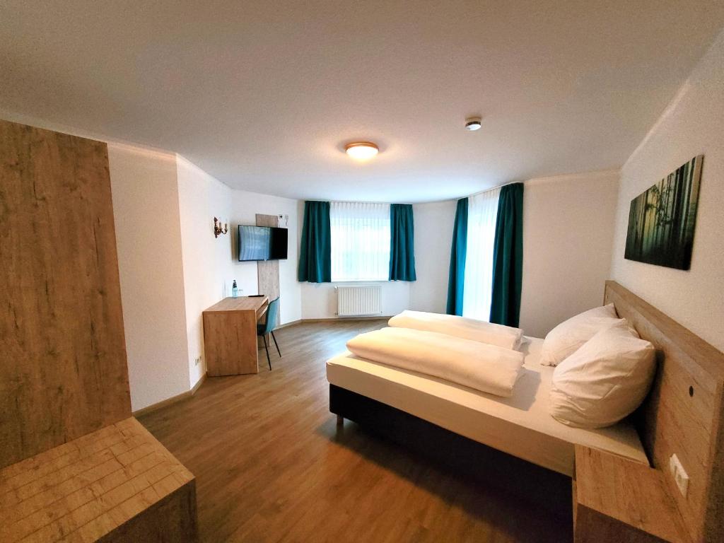 Postel nebo postele na pokoji v ubytování Landhotel Tanneneck - ideal für Gruppen, Familien und Hunde