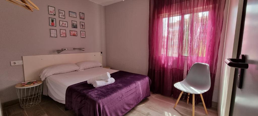 1 dormitorio pequeño con 1 cama y 1 silla en Hostal La Cabaña en Salou