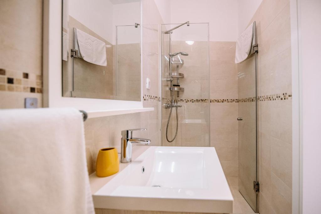 AMOROZO APARTMENTS by DuHomes - 15