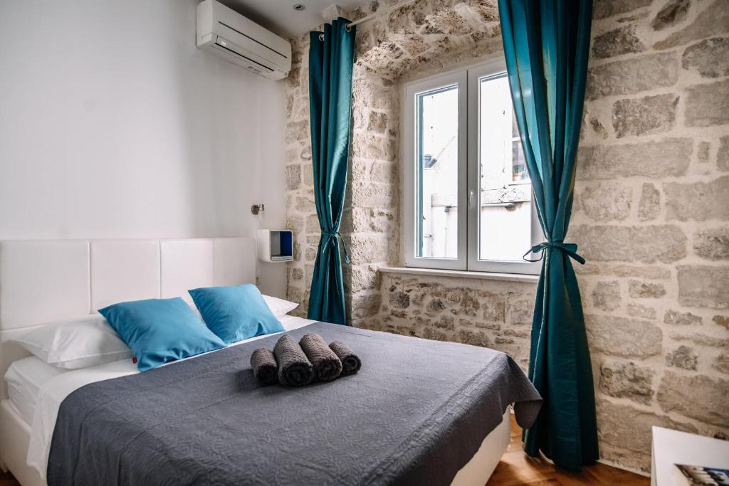 AMOROZO APARTMENTS by DuHomes - 13