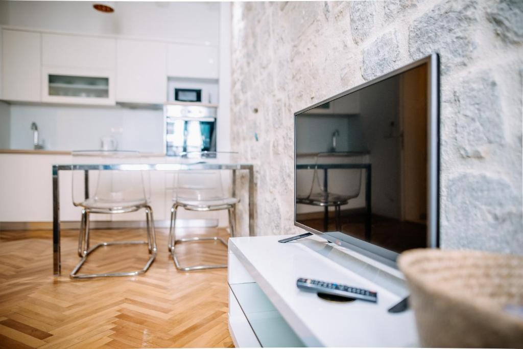 AMOROZO APARTMENTS by DuHomes - 12