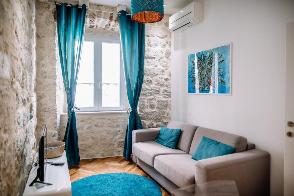 AMOROZO APARTMENTS by DuHomes - 11