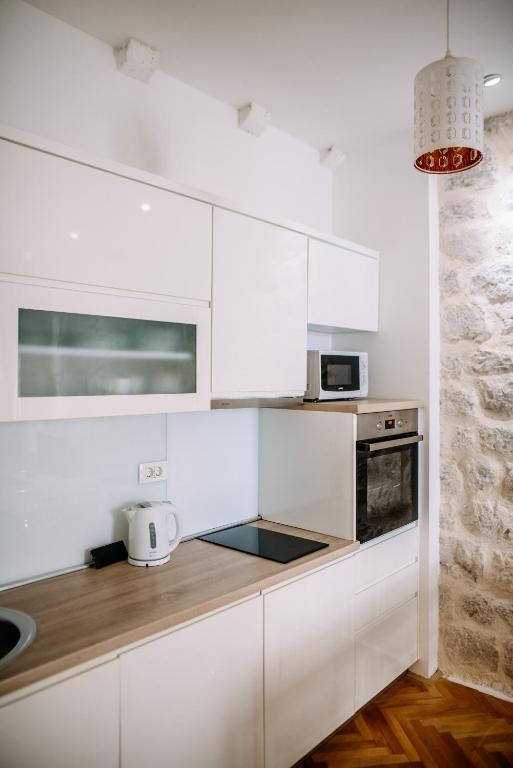 AMOROZO APARTMENTS by DuHomes - 8