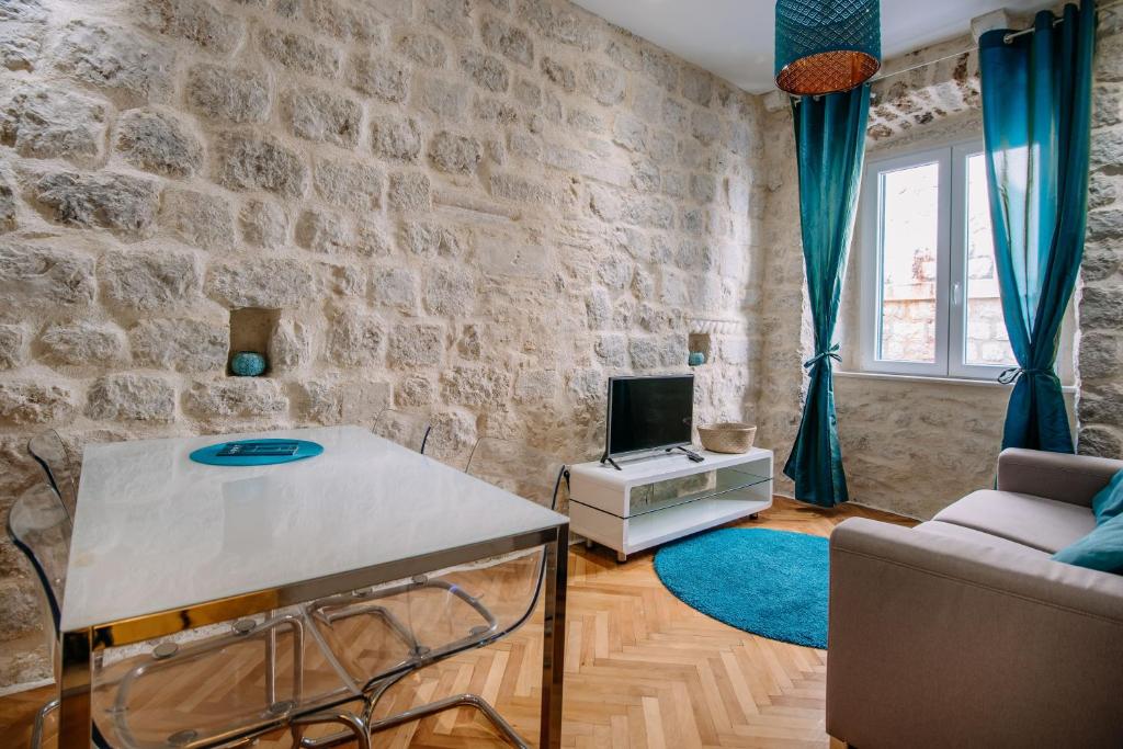 AMOROZO APARTMENTS by DuHomes - 6