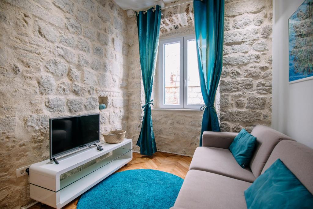 AMOROZO APARTMENTS by DuHomes - 5