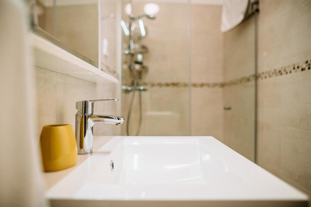 AMOROZO APARTMENTS by DuHomes - 3